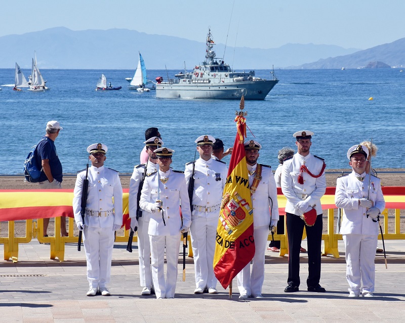 El patrullero "Toralla" realizando presencia naval durante un acto de Jura de Bandera